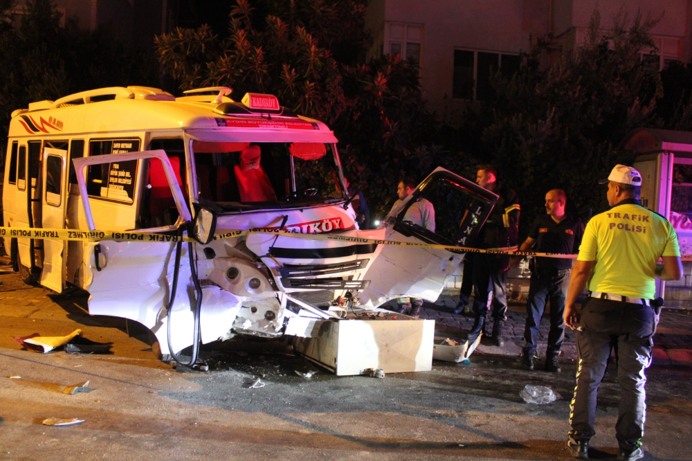 Minibüs ile otomobil çarpıştı, 11 kişi yaralandı